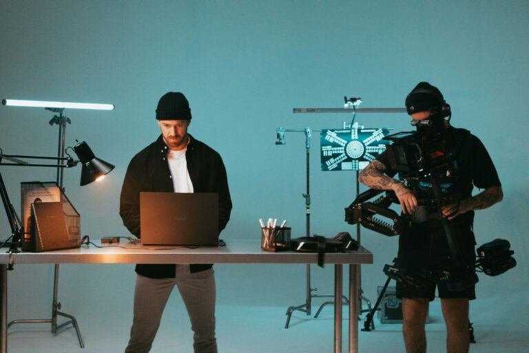 Absolvent Full Sailu vytváří hudební video pomocí AI pro Petera Gabriela